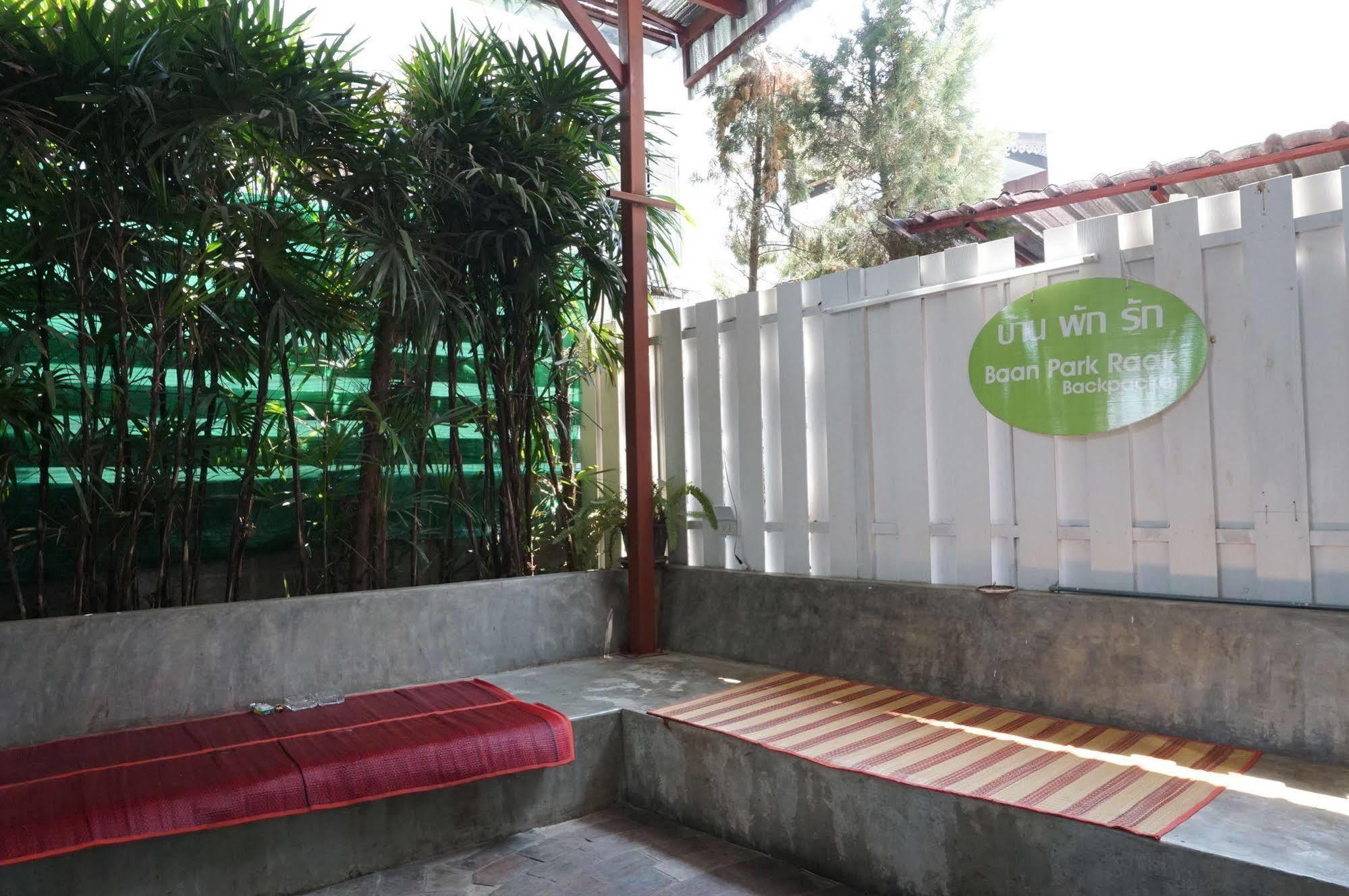 Baan Park Raak Backpacker Hostel Chiang Mai Zewnętrze zdjęcie